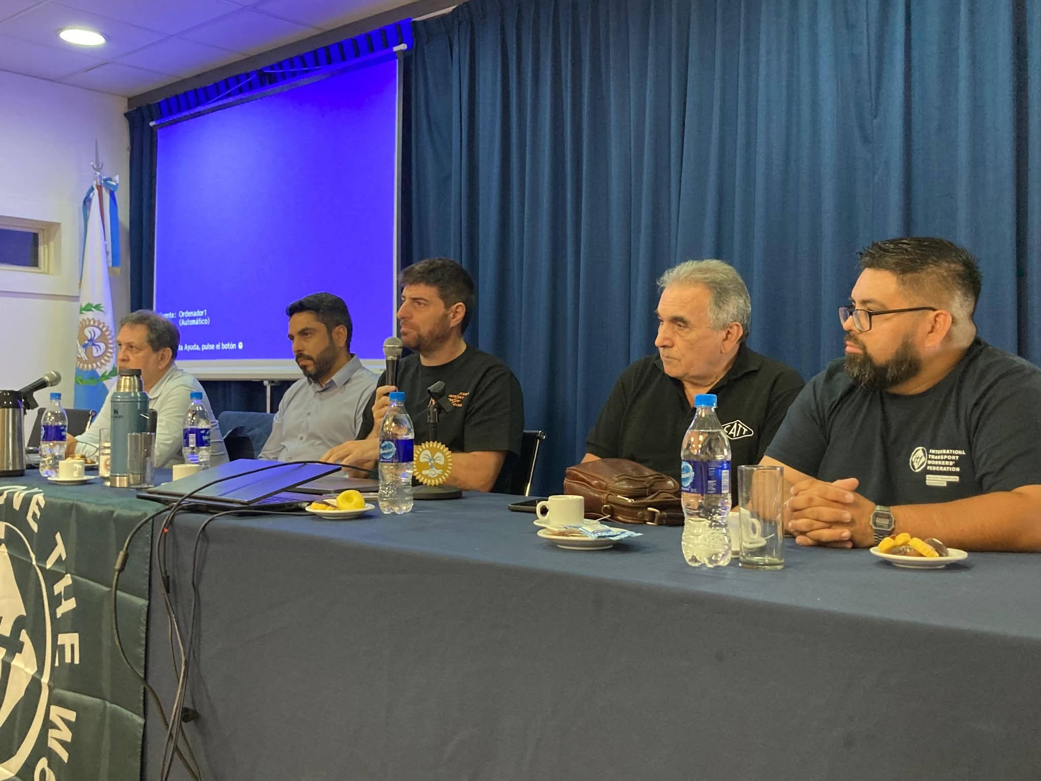 El transporte se planta contra la reforma laboral del Gobierno y coordina una defensa unificada de los derechos laborales