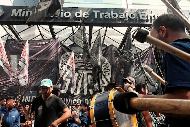 El Gobierno de Milei respondio  con palos al reclamo obrero de FATE.