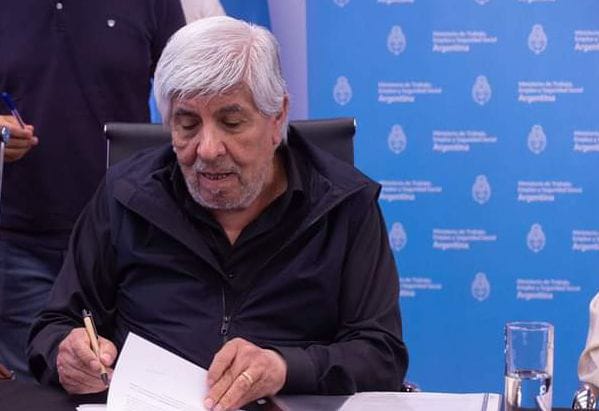 Camioneros cerr&oacute; una nueva paritaria: Moyano acord&oacute; un aumento del 10,5% hasta Agosto