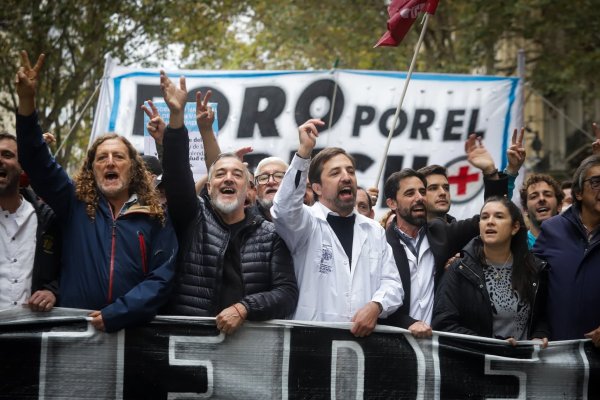 &ldquo;Est&aacute;n destruyendo la salud p&uacute;blica&rdquo;: ATE y el FreSU coparon Plaza de Mayo contra el ajuste de Milei