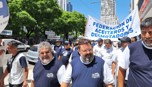 Milei avanza contra los gremios: Aceiteros denunci&oacute; una &ldquo;cacer&iacute;a pol&iacute;tica&rdquo; y pidi&oacute; un paro nacional indefinido