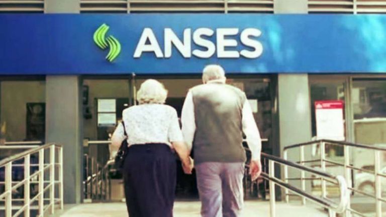 ANSES paga este mi&eacute;rcoles a jubilados con haberes superiores al m&iacute;nimo: el aumento vuelve a quedar detr&aacute;s del costo de vida