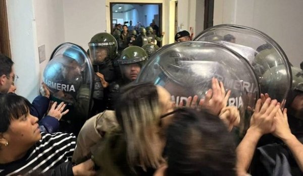 Represi&oacute;n y despidos en la CNEA: denuncian que el Gobierno busca &ldquo;destruir la soberan&iacute;a nuclear&rdquo;