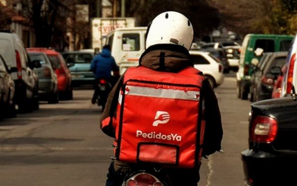 Repartidores endeudados: plataformas de delivery ya financian a trabajadores excluidos del sistema bancario