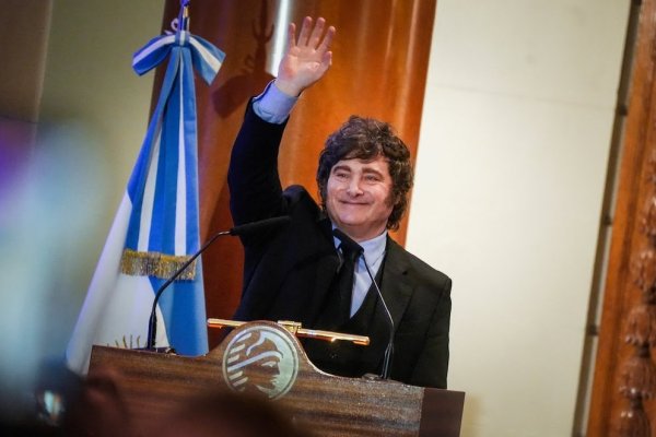 Milei reemplaza las respuestas por agravios y vuelve a insultar a un ciudadano