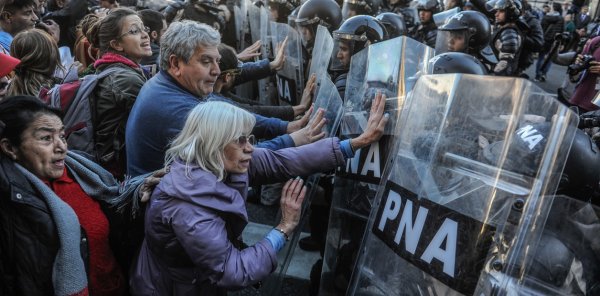 Mientras les niega un aumento a los jubilados, el Gobierno gast&oacute; m&aacute;s de $2.100 millones en reprimir las protestas
