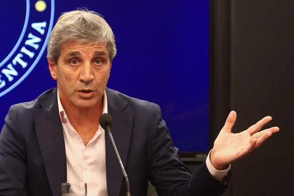 Con salarios en ca&iacute;da y despidos, el Gobierno lanza un nuevo blanqueo para captar los d&oacute;lares que est&aacute;n fuera del sistema
