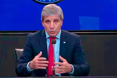 Caputo abre la puerta a un nuevo esquema de cr&eacute;ditos en d&oacute;lares para empresas: el Gobierno apuesta a reactivar el financiamiento productivo