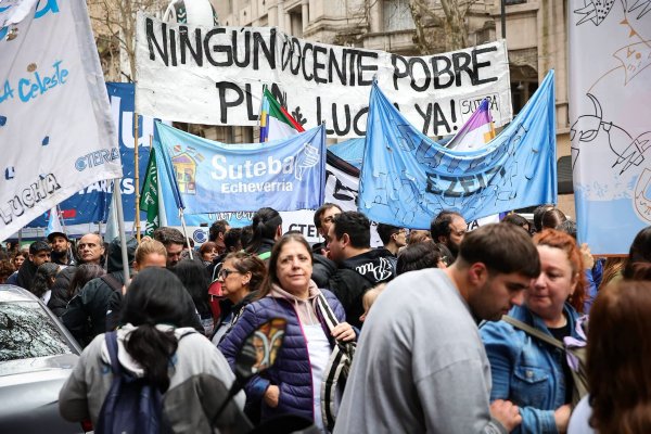 Guardapolvos en la calle y bronca en las aulas: docentes de todo el pa&iacute;s pararon contra el ajuste de Milei