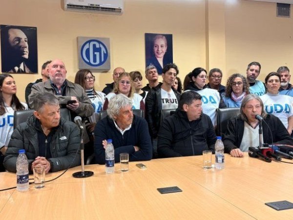 Docentes de la CGT lanzaron un plan de lucha nacional: &ldquo;Nuestros salarios est&aacute;n por debajo de la l&iacute;nea de pobreza&rdquo;