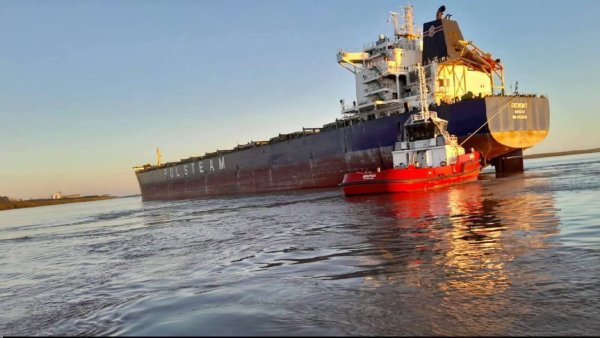 Los pr&aacute;cticos paralizaron los puertos de todo el pa&iacute;s y desaf&iacute;an el decreto de Milei: &ldquo;Sin derogar el 690 no hay negociaci&oacute;n&rdquo;