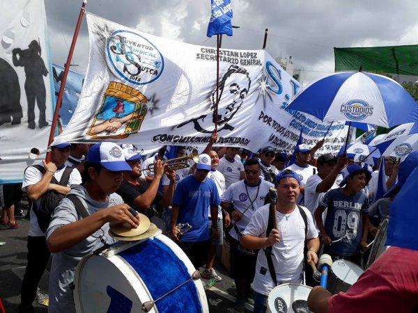 Paritaria de la verg&uuml;enza: miles de vigiladores denuncian que UPSRA les firm&oacute; un acuerdo para cobrar menos