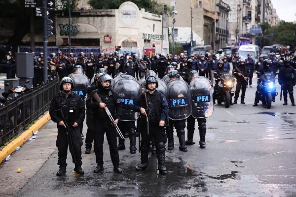 Balas de goma, hidrantes y represi&oacute;n frente al Congreso