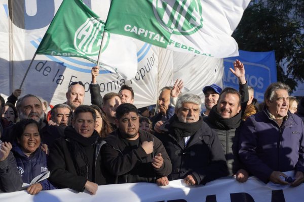 San Cayetano: Kicillof march&oacute; con los movimientos sociales y lanz&oacute; una advertencia: &ldquo;Estamos viendo la ca&iacute;da de Milei&rdquo;