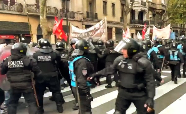 Otro mi&eacute;rcoles de jubilados termin&oacute; con gases, golpes y represi&oacute;n en Buenos Aires