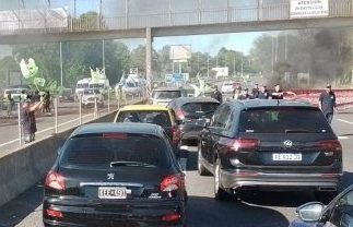 Protesta de trabajadores de seguridad privada complicó la autopista Ricchieri.