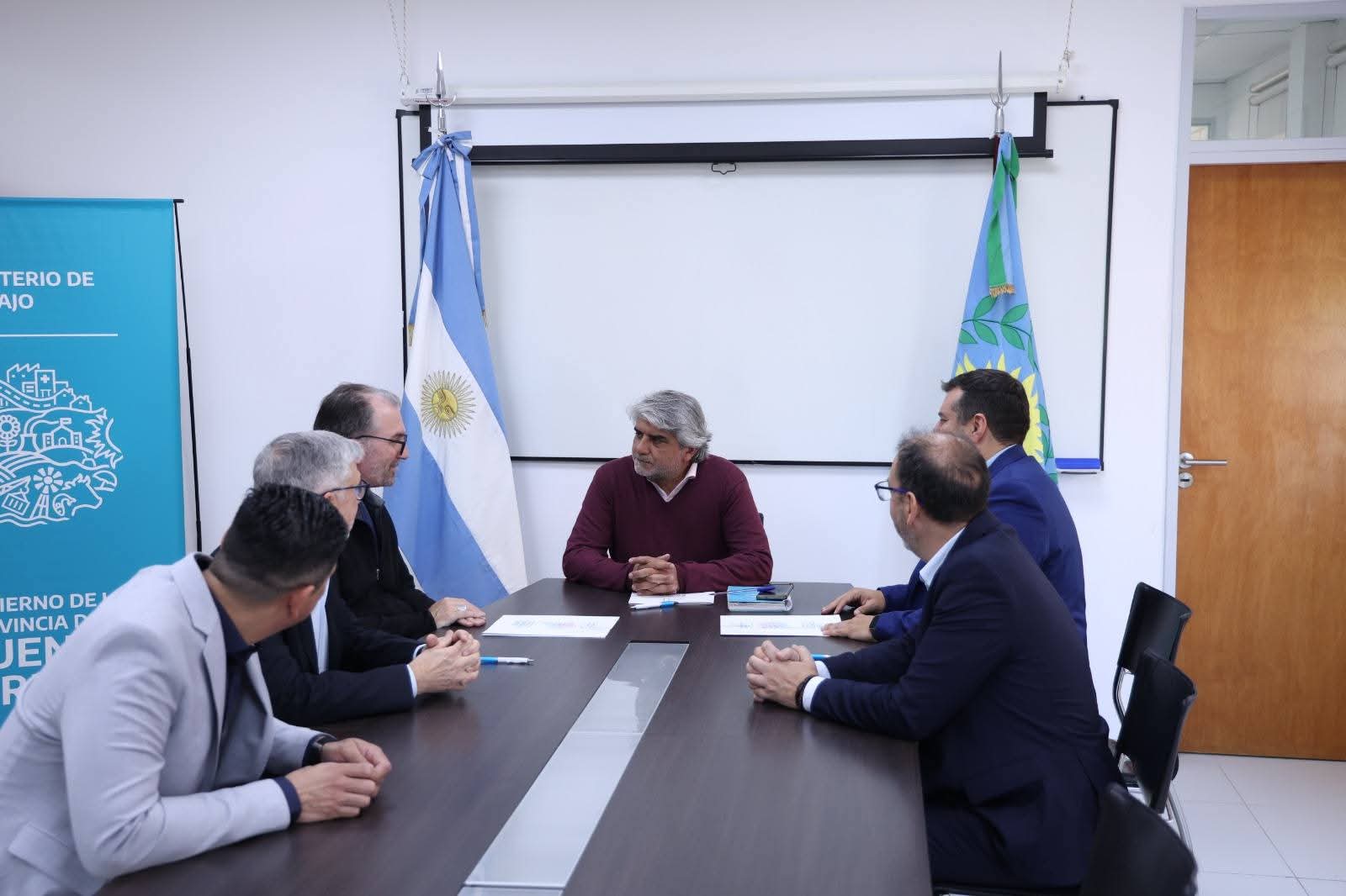 El ministro de trabajo Walter Correa selló un convenio clave para garantizar derechos laborales en la era digital