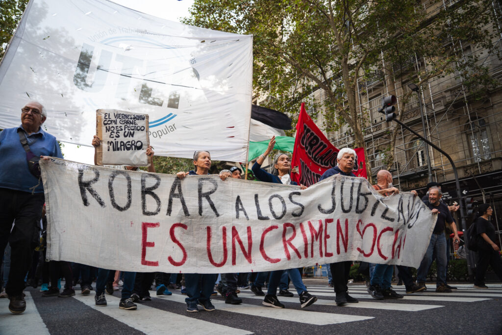 “Con lo poco que tenemos, no llegamos”: jubilados reclaman frente al Congreso ante su dramática pérdida de poder de compra