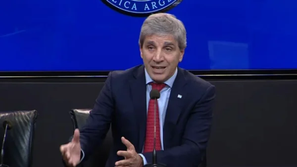 Tras el derrumbe de la actividad: Caputo culpa al Mundial, los paros y  al Papa