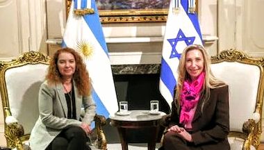Milei les sirve el asado a los extranjeros mientras los trabajadores argentinos pierden la carne