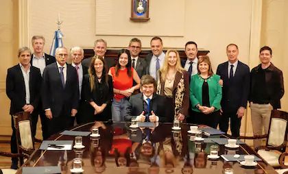 Festejos en el poder mientras el país sangra: Milei celebra y la soberanía se negocia
