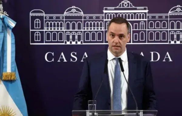 El vocero presidencial, Manuel Adorni, se refirió a una posible reducción de la planta de empleados estatales.